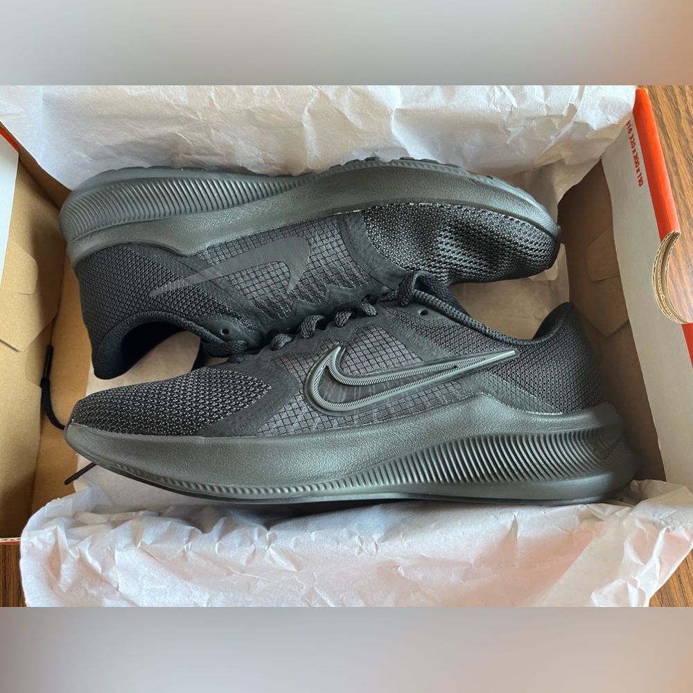 Nike Ladies Downshifter 11 Running Shoe Size 7 1/2 New in the Box!